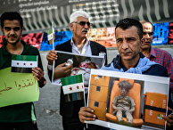 Сирийцы, живущие в Турции, с портретами мальчика Омрана, пострадавшего при обстреле Алеппо. 1 октября 2016