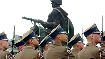 Солдаты вооруженных сил Польши у памятника советским воинам в Варшаве