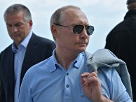 Президент РФ Владимир Путин во время посещения международного детского центра «Артек» в Крыму Президент РФ Владимир Путин во время посещения международного детского центра «Артек» в Крыму