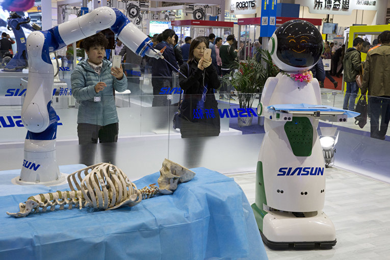 Компания Siasun Robot & Automation Co имитирует использование медицинского инструмента