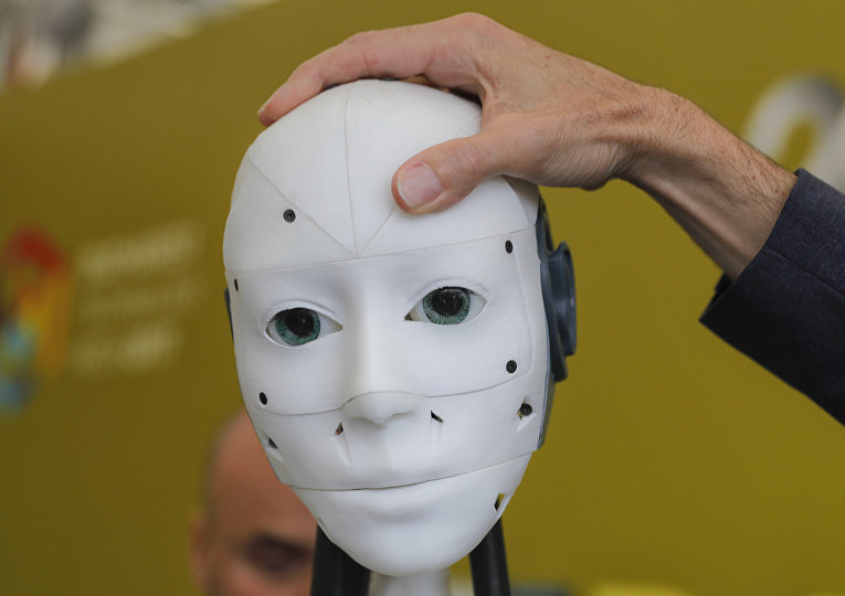 Французский дизайнер Гаэль Ланжевин (Gael Langevin) регулирует положение головы робота InMoov