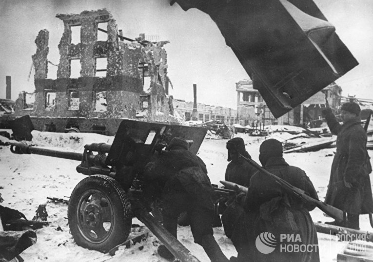Советские артиллеристы во время одного из уличных боев в Сталинграде. Ноябрь 1942 года
