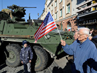 Жители города Белосток в Польше приветствуют конвой американских военных "Dragoon Ride"