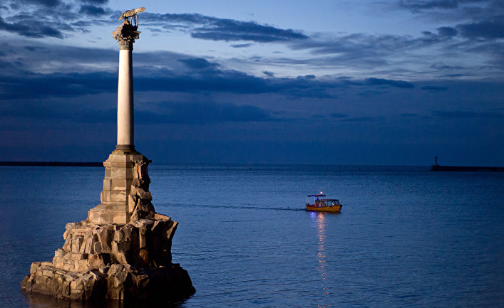 Памятник затопленным кораблям в Севастополе