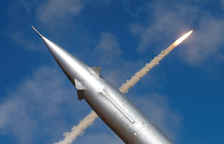 Ракета мобильной системы противовоздушной обороны на фоне летящей ракеты, выпущенной из ЗРК С-300 на международных армейских игр 2017