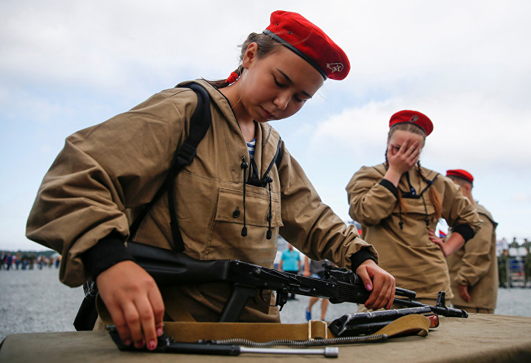 Девушка собирает АК-74 на международных армейских игр 2017 в Андреевском военном полигоне недалеко от Тюмени