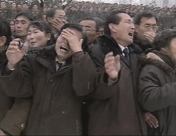 Жители Северной Кореи скорбят о смерти Ким Чен Ира в день похорон в Пхеньяне 