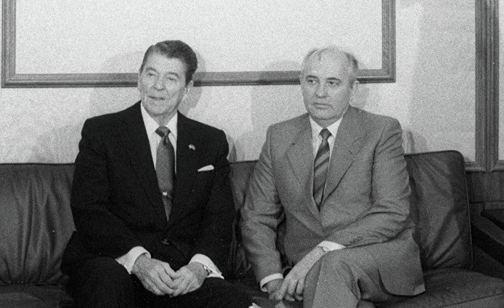 Горбачев и Рейган во время официального визита президента США в СССР
