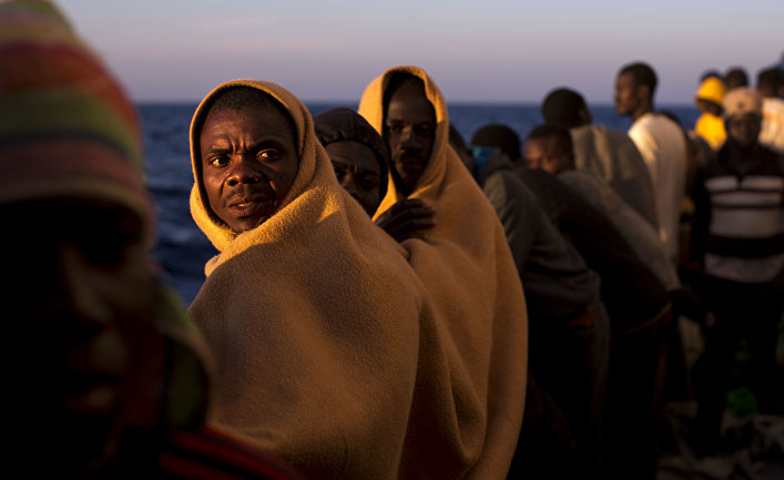 Мигранты на испанском спасательном судне в Средиземном море