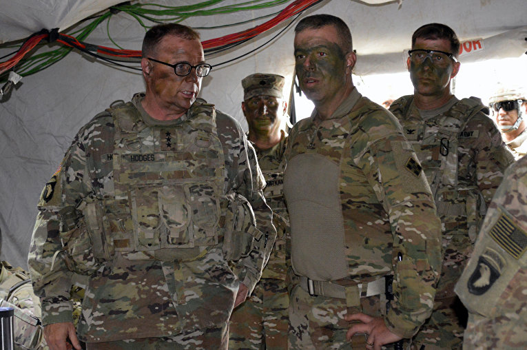 Генерал-лейтенант Бен Ходжес посещает солдат во время военных учений в Германии