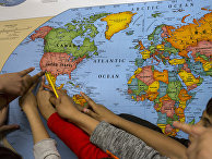 Американские школьники на уроке географии в школе в Колумбус, штат Нью-Мексико