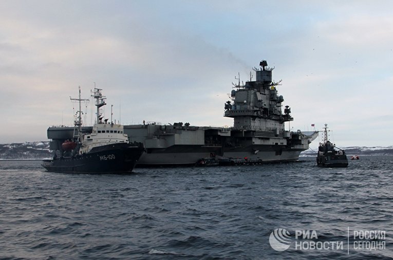 Во время торжественной встречи авианесущего крейсера "Адмирал Кузнецов" в Североморске. 9 февраля 2017