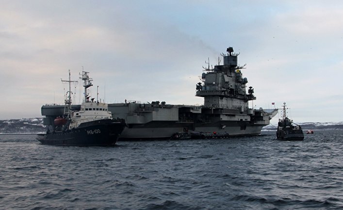 Во время торжественной встречи авианесущего крейсера "Адмирал Кузнецов" в Североморске. 9 февраля 2017