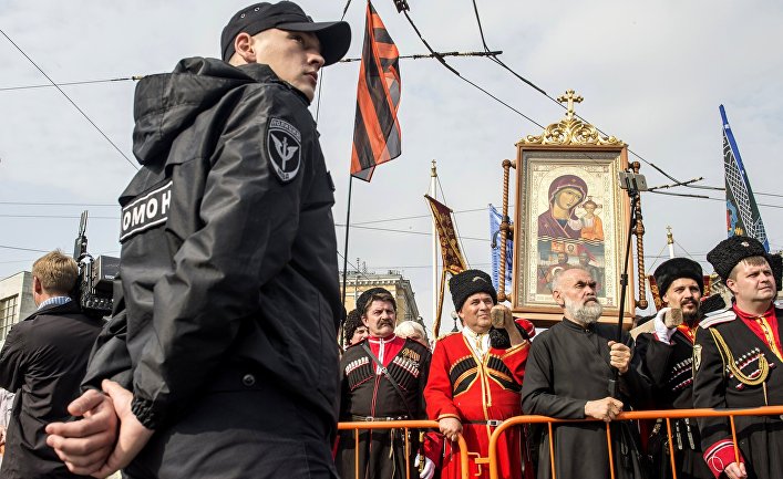 Во время крестного хода в честь дня перенесения мощей Святого Благоверного князя Александра Невского в Санкт-Петербурге