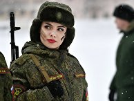 Участница во время конкурса красоты и профессионального мастерства среди женщин-военнослужащих ракетных войск стратегического назначения "Макияж под камуфляж Участница во время конкурса красоты и профессионального мастерства среди женщин-военнослужащих ракетных войск стратегического назначения "Макияж под камуфляж