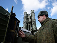 Военнослужащий у зенитного ракетного комплекса (ЗРК) "Триумф" С-400 Военнослужащий у зенитного ракетного комплекса (ЗРК) "Триумф" С-400