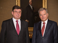 Посол России в Финляндии Павел Кузнецов и президент Финляндии Саули Нийнистё