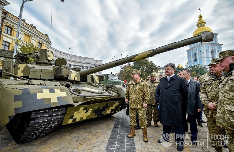 Министр обороны Украины Степан Полторак и президент Украины Петр Порошенко на выставке военной техники, приуроченной ко Дню защитника Украины