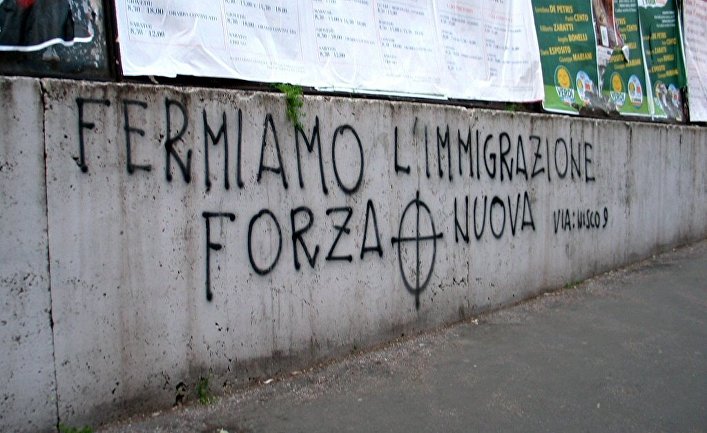 Надпись «Остановите миграцию — Forza Nuova» в Риме, Италия