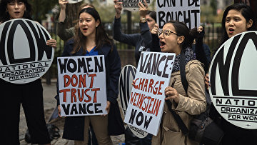 Акция протеста против Харви Вайнштейна в Нью-Йорке
