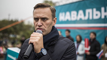 Лидер оппозиции Алексей Навальный во время митинга в Оренбурге