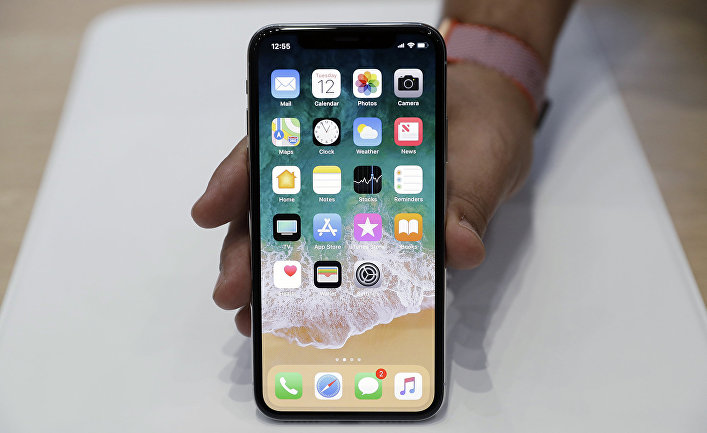 Тестирование смартфона iPhone X в штаб-квартире Apple в Купертино