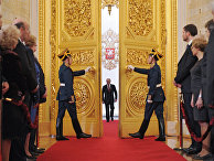 Избранный президент РФ Владимир Путин входит в Андреевский зал Большого Кремлевского дворца во время церемонии инаугурации. 7 мая 2012