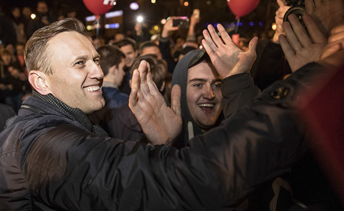 Оппозиционер Алексей Навальный приветствует сторонников во время акции протеста в Москве