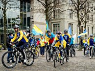 Украинские велосипедисты у здания парламента Нидерландов в Гааге
