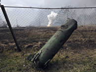 Часть ракеты, на фоне пожара и взрывов на складах боеприпасов в Балаклее, Украина Часть ракеты, на фоне пожара и взрывов на складах боеприпасов в Балаклее, Украина