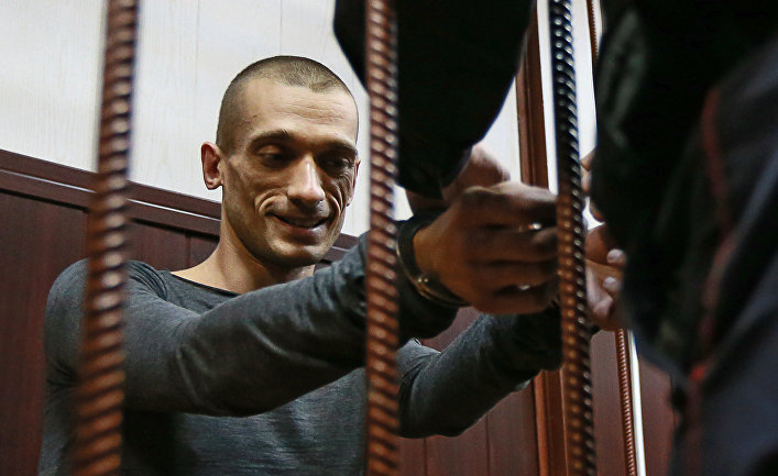 Рассмотрение ходатайства следствия об избрание меры пресечения художнику П.Павленскому