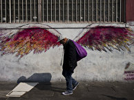 Мужчина на фоне граффити в районе с наибольшим колличеством бездомных в Лос-Анджелесе