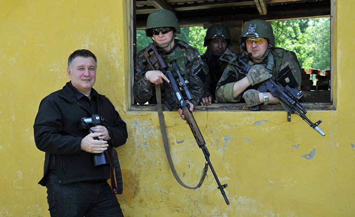 Министр внутрених дел Украины Арсен Аваков с американскими военными во время учений Fearless Guardian