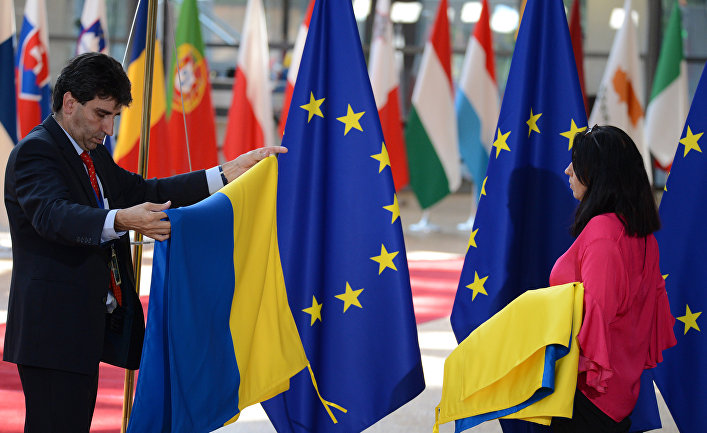 Флаги ЕС и Украины в Брюсселе