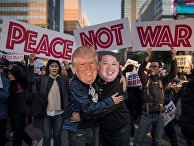 Демонстранты в масках, изображающих Дональда Трампа и Ким Чен Ына, во время митинга в Сеуле Демонстранты в масках, изображающих Дональда Трампа и Ким Чен Ына, во время митинга в Сеуле