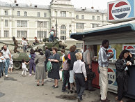 Танк, стоящий на одной из улиц Москвы во время августовского путча 1991 года Танк, стоящий на одной из улиц Москвы во время августовского путча 1991 года