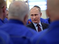 Владимир Путин во время посещения завода по сжижению природного газа "Ямал СПГ" в поселке Сабетта. 8 декабря 2017