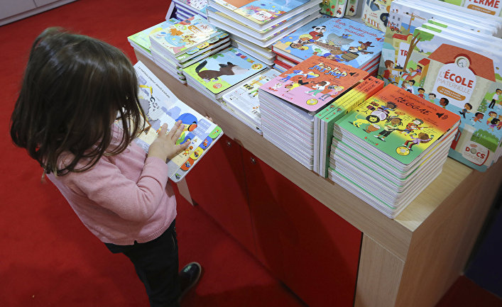 Ребеной на книжной ярмарке в Пириже
