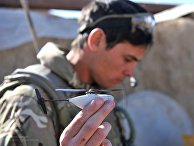Английский солдат запускает нано-дрон Black Hornet Английский солдат запускает нано-дрон Black Hornet