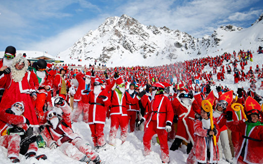 Отдыхающие в костюмах Санта-Клауса на горнолыжном курорте Вербье