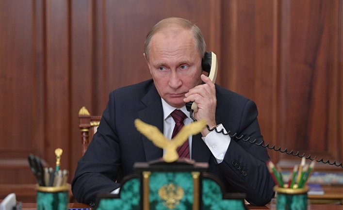 Владимир Путин во время телефонного разговора