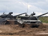 Танки Т-90 (слева) и Т-80У во время демонстрационного показа Танки Т-90 (слева) и Т-80У во время демонстрационного показа