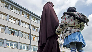 Женщина и ребенок из Чечни у приемного центра для беженцев в Шнеберге, Германия