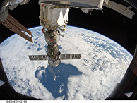 Вид с МКС на "Союз ТМА-19" и Галапагосские острова