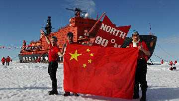 Туристы из Китая на географическом Северном полюсе