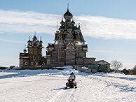 Снегоход с туристами в музее-заповеднике "Кижи"
