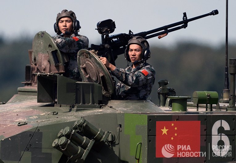Команда Китая во время соревнований по танковому биатлону