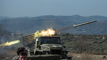 Артиллеристы сирийской армии стреляют с применением систем залпового огня "Град" на позициях в провинции Идлиб