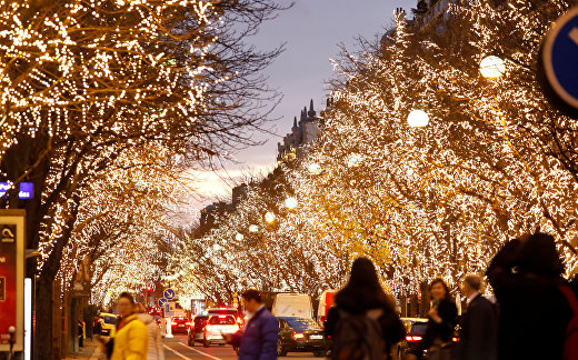 Рождественская иллюминация на Авеню Монтень в Париже