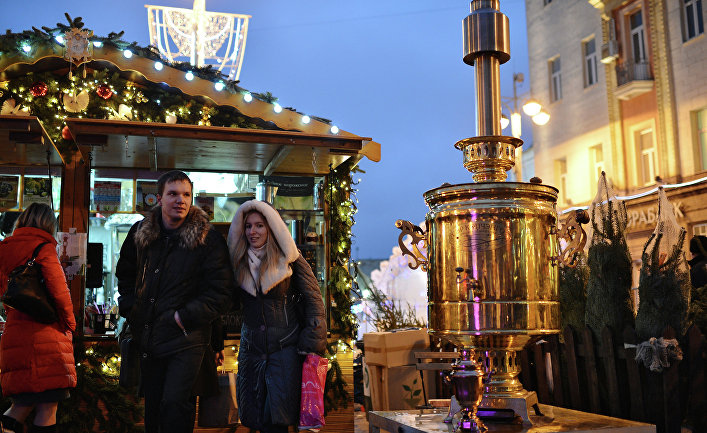 Посетители на рождественской ярмарке "Москва" на Тверской площади